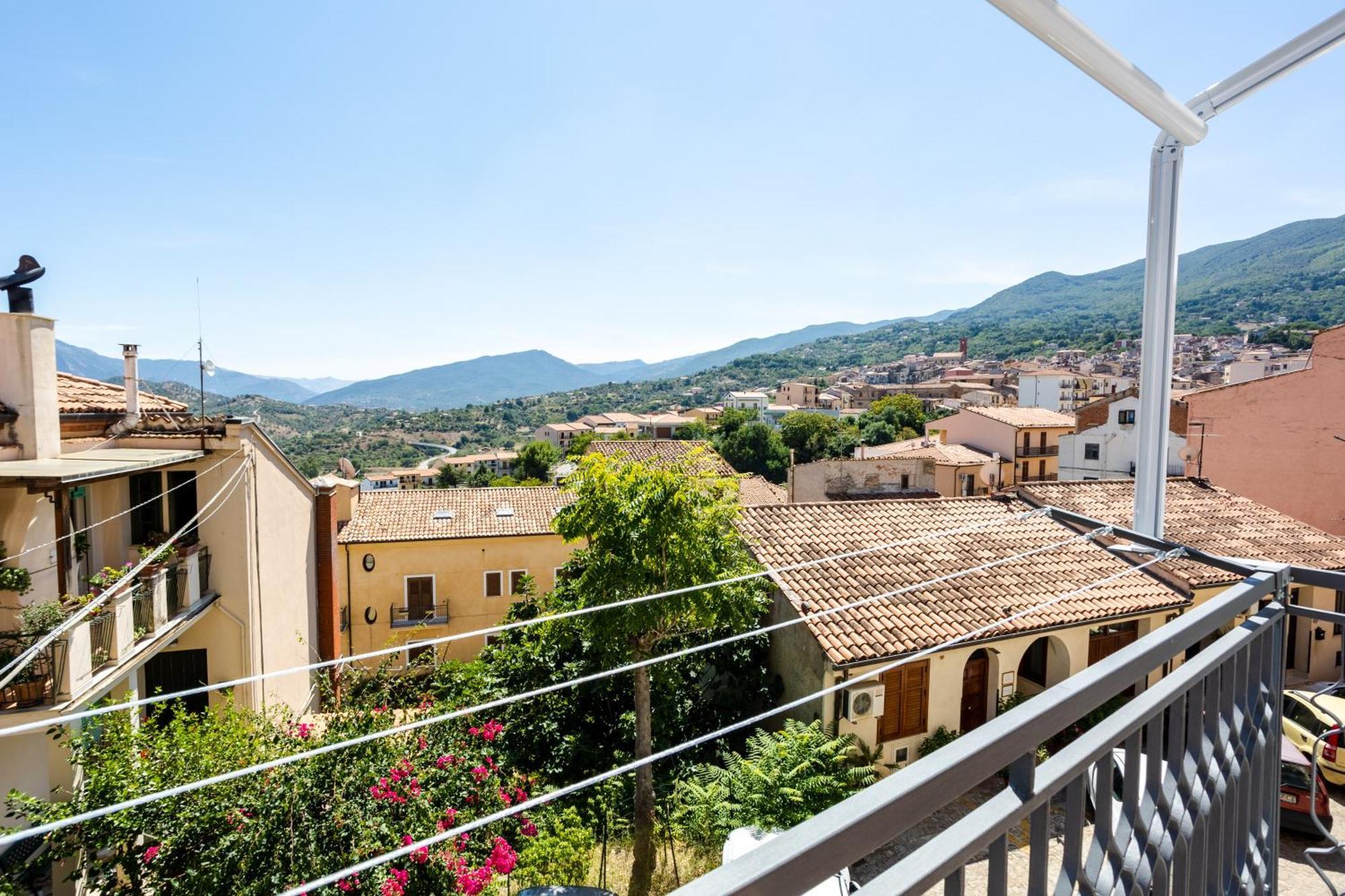 Porta San Paolo House Aparthotel Castelbuono  Buitenkant foto