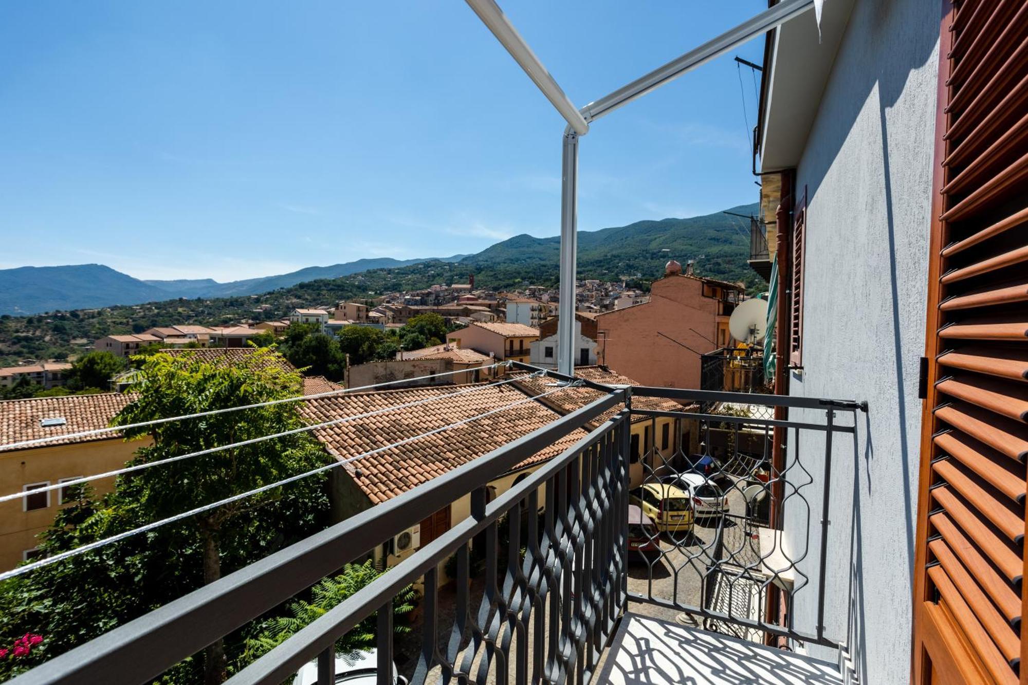 Porta San Paolo House Aparthotel Castelbuono  Buitenkant foto