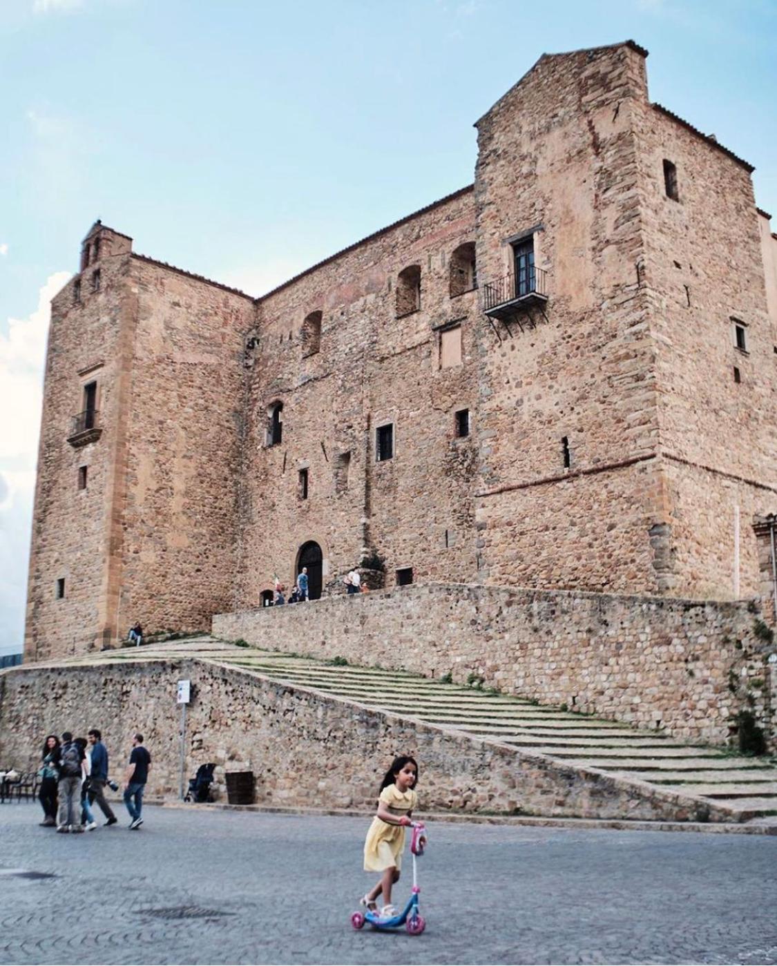 Porta San Paolo House Aparthotel Castelbuono  Buitenkant foto