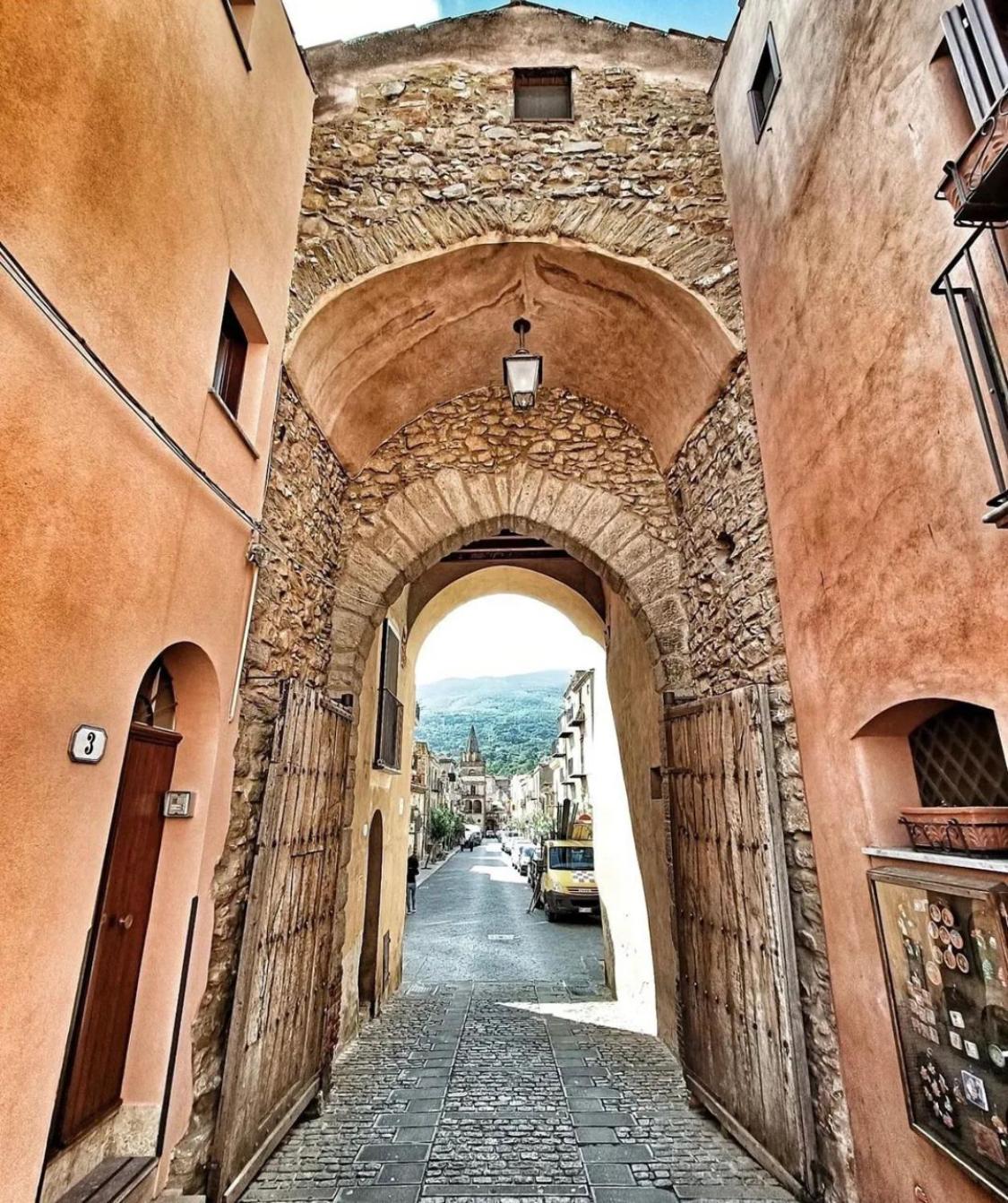 Porta San Paolo House Aparthotel Castelbuono  Buitenkant foto